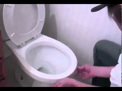 Lo scherzo della pellicola trasparente sul wc