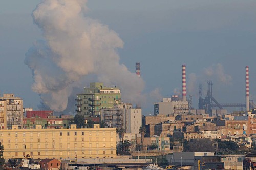 Taranto quartiere Tamburi a ridosso delle ciminiere dell'Ilva