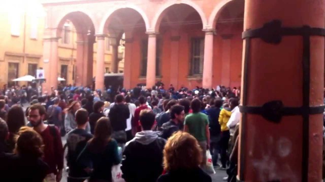 Bologna. Scontri tra studenti e polizia. Gli agenti si ritirano