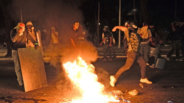 I brasiliani si scontrano con la polizia mentre i parlamentari cercano di smorzare la protesta varando una legge anti-corruzione