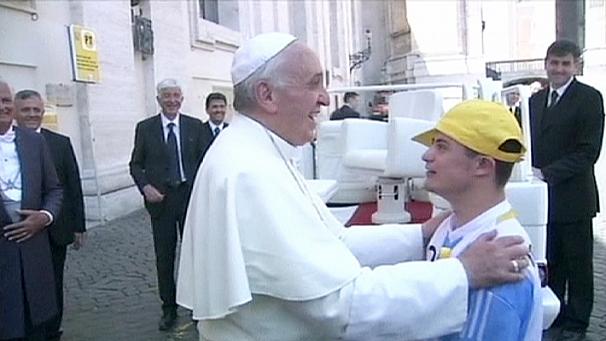 Non trascurate i deboli: Papa Francesco accoglie un ragazzo down sulla papamobile