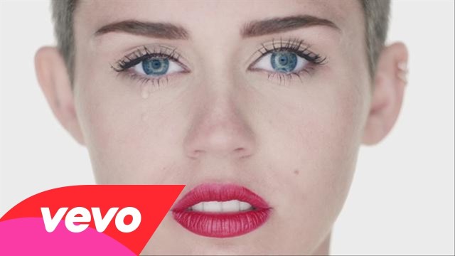 Miley Cyrus nuda nell’ultimo videomusicale “Wrecking Ball”