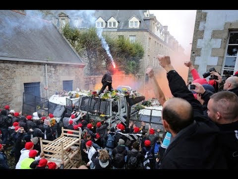 Più di 10.000  manifestanti francesi si scontrano con la polizia per l’ecotassa