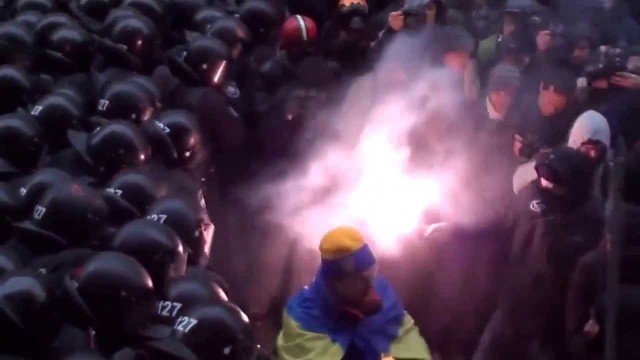 Kiev: migliaia di manifestanti bloccano i palazzi del Governo