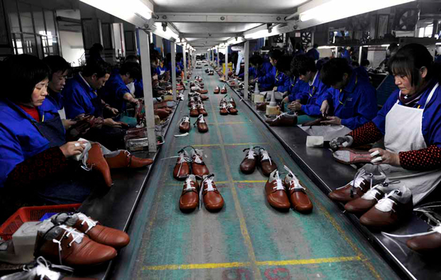 Cina, una fabbrica di scarpe a Lishui, nella provincia di Zhejiang