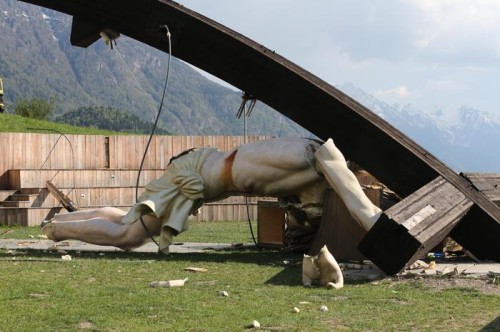 La Croce del Cristo Redentore crollata a Cevo in Valcamonica, il 24 aprile  2014. Nel crollo ha perso la vita un giovane di 21 anni. 