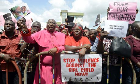 I manifestanti chiedono la liberazione delle studentesse rapite davanti alla sede del governo dello stato, a Lagos, in Nigeria.