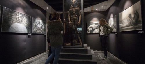 All'interno del Museo delle opere di Giger: Le opere di Giger sono da conservare. Il Canton Friburgo s'impegna a tutelare la produzione artistica del premio Oscar scomparso lunedì.