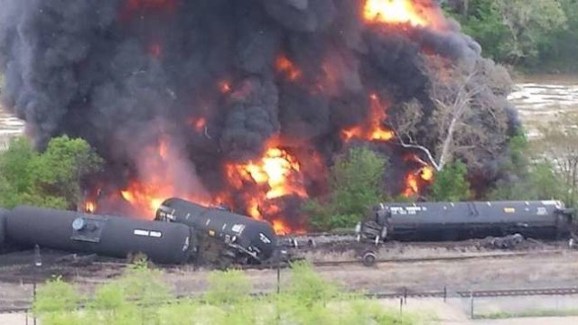 Treno cisterna deraglia esplodendo in Lynchburg Virginia