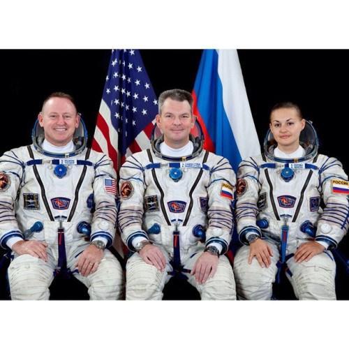 Il nuovo equipaggio della ISS trasportato dalla Soyuz TMA-14M: a sinistra l'ingegnere di volo Barry Wilmore della NASA, al centro il comandante della Soyus Alexander Samokutyaev dell'Agenzia Spaziale Federale Roscosmos ed a destra l'ingegnere di volo russa Elena Serova di Roscosmos.