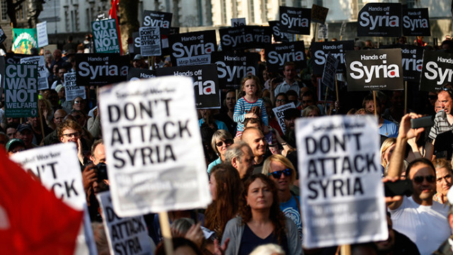 Protesta pacifista a Downing Street: ‘Non bombardate l’Iraq e la Siria!’