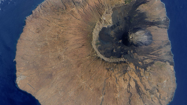 Devastante eruzione del vulcano Pico do Fogo