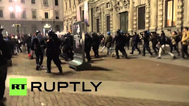 Violenti scontri anti-austerità a Milano all’apertura della stagione della Scala