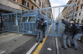 Lega e centri sociali in piazza a Roma