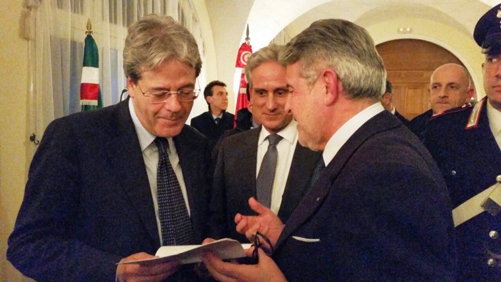 Da sx Ministro Gentiloni, Ambasciatore De Cardona, Giovanni Tumbiolo