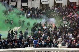 Roma: hooligan olandesi del Feyenoord danneggiano la “barcaccia” di piazza di Spagna