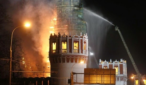 Il monastero Novodevichy a Mosca in fiamme