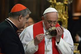 Papa Francesco a Napoli: “Il sangue di San Gennaro sciolto a metà? Dobbiamo convertirci”