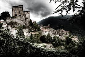 La città fantasma di Balestrino vista dalla prospettiva di un drone