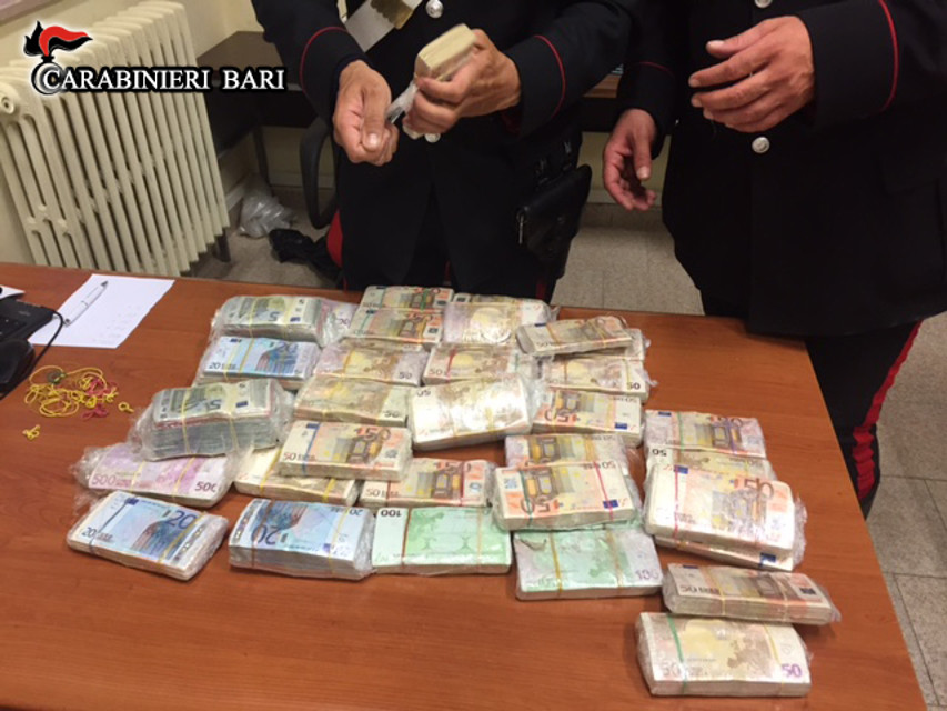 Bari: piovono banconote da 20, 50 e 100 euro