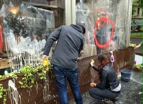 “Nessuno tocchi Milano”: la città scende in strada spugne alla mano