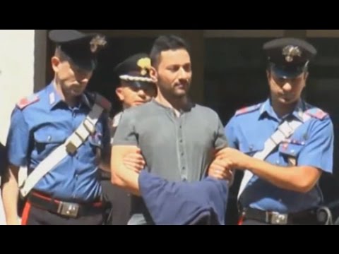 Napoli – Arrestato il latitante Cuccaro, la folla ostacola i carabinieri