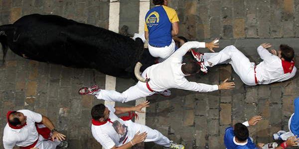 Pamplona, tre incornati durante encierro di San Firmino