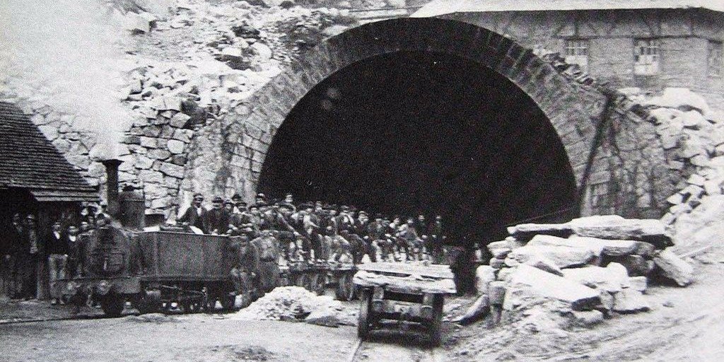 La prima galleria sull'asse del Gottardo, che collega Zurigo e Milano in treno, è stata completata nel 1882. Come joint venture da parte della Svizzera, Germania ed Italia, i quali beneficiarono degli scambi lungo il percorso vitale nord-sud.