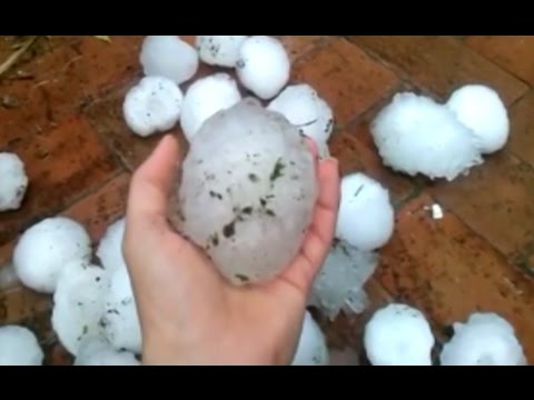 Mega-grandinata nel golfo di Napoli: il video