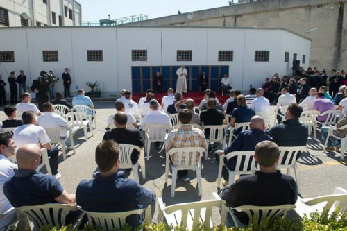 Papa Francesco in una visita nel carcere di Castrovillari, dopo l'efferata uccisione di Cocò Campolongo. Lo stesso carcere in cui erano detenuti i due killer.