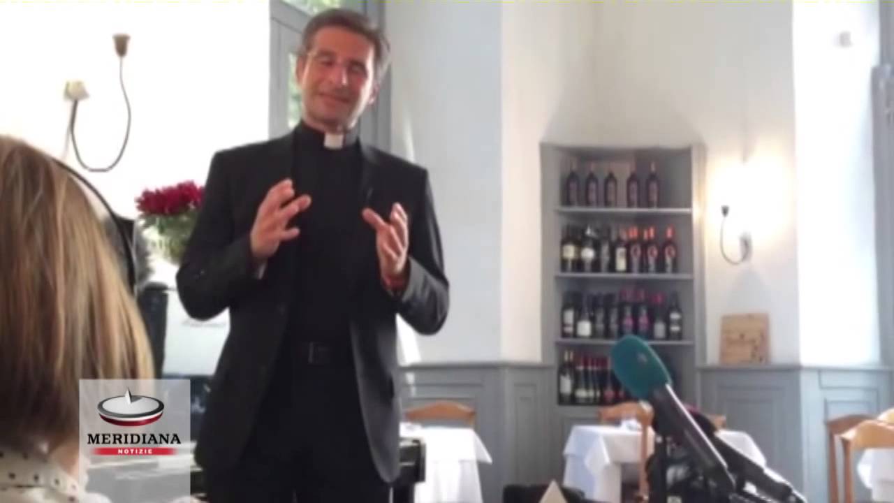 Il teologo polacco Monsignor Charamsa contro l’omofobia della Chiesa