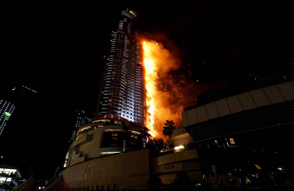 Inferno di fuoco a 63 piani dell'hotel Address Downtown vicino all'inizio dello spettacolo dei fuochi d'artificio di Capodanno 