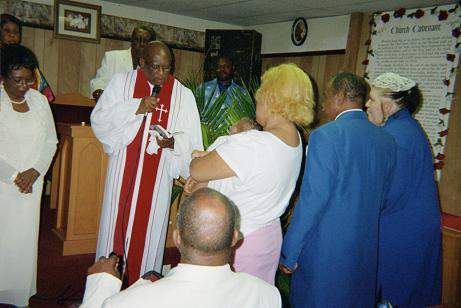 Larry Russell Dawson, pastore e parroco, nella sua chiesa del Tennessee mentre celebra una funzione con i suoi fedeli