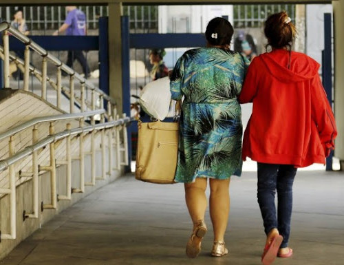  La ragazza violentata nella favela Praça Seca,  a Rio de Janeiro, esce dall'ospedale accompagnata dalla madre