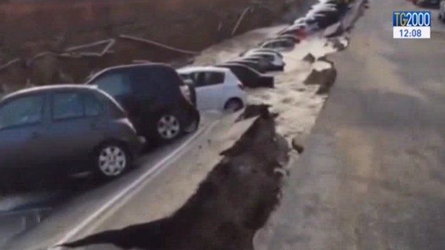 Firenze, la voragine sul Lungarno fa sprofondare più di venti auto