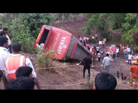 Mumbai, India: un pullman cade in un fossato, 17 morti