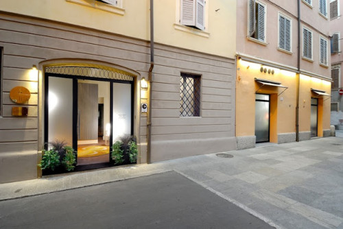 L'Osteria Francescana di Massimo Bottura è stata incoronata a New York miglior ristorante del mondo. E' la prima volta che un ristorante italiano scala la vetta dei "50 Best restaurant", la classifica considerata un po' come l'Oscar della cucina. "Mi sembra di morire, mi esplode il cuore, è una cosa meravigliosa" il primo commento dello chef italiano
