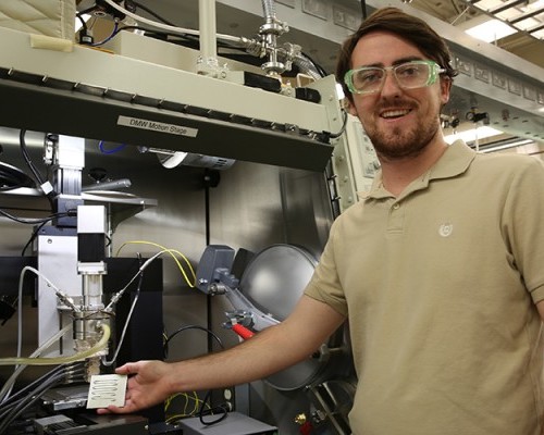 Lo scienziato, del Lawrence Livermore National Laboratory, Luke Thornley collaboratore nell'engineering del nuovo metallo semisolido: una miscela bismuto-stagno, che può essere estruso attraverso l'ugello di una stampante 3D appositamente progettato per l'uso.