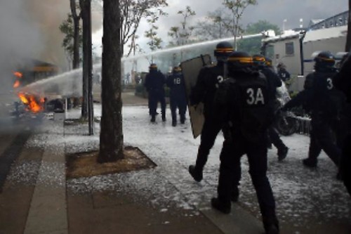 I black bloc devastano Parigi