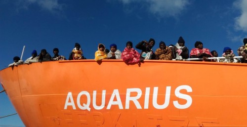 La ONG AQUARIUS è una nave da ricerca e soccorso italo-franco-tedesca SOS Méditerranée (MSF), precedentemente appartenuta alla Guardia costiera tedesca con il nome di Meerkatze (letteralmente: Gatto di mare). Attualmente batte bandiera di Gibilterra.