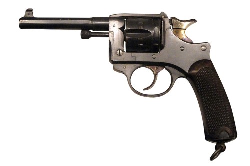 Il revolver Modello 1892 (noto anche come "Lebel revolver" e "St. Etienne 8mm") è un revolver francese di servizio prodotto dalla Manifattura d'armate di Saint-Étienne in sostituzione del revolver MAS 1873 . Era l'arma standard per gli ufficiali dell'esercito francese durante la prima guerra mondiale . Il revolver Modèle 1892 è un revolver a telaio solido con il cilindro su un telaio separato che si muove verso destra per ricaricare manualmente. La Modèle 1892 fu messa in campo per la prima volta nel 1893 ed ebbe un ruolo di spicco tra gli ufficiali militari francesi durante la prima guerra mondiale e in seguito la polizia francese fino alla metà degli anni '60. Una pistola meccanica e molto ben rifinita, la Modèle 1892 spara proiettili da 8 mm con una potenza impressionante equivalente a quella di un tondo ACP 32 . Presenta inoltre un calibro più piccolo rispetto a molti altri revolver militari di quel periodo, tra cui il revolver Webley e il suo predecessore, il revolver MAS 1873 .