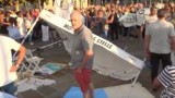 MILANO – GAZEBO DEL MOVIMENTO 5 STELLE DISTRUTTO DAI MANIFESTANTI